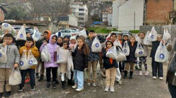 Harçlıklarını biriktirip yaşlıların gönüllerini ısıttılar