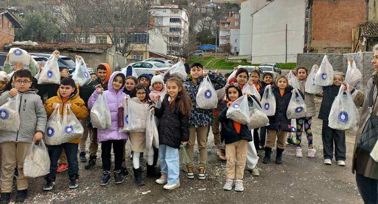 Harçlıklarını biriktirip yaşlıların gönüllerini ısıttılar
