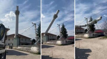 Depremde hasar gören “Kümbetli Köy Camii” minaresi kontrollü şekilde yıkıldı
