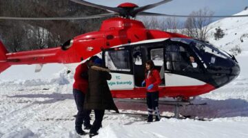 Kar engeli ambulans helikopterle aşıldı