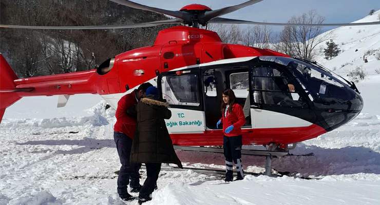 Kar engeli ambulans helikopterle aşıldı