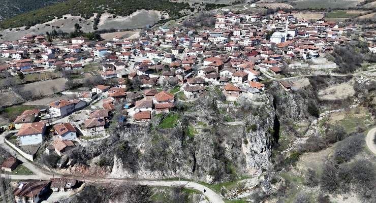 Tokat’ta 5,6 büyüklüğündeki depremin merkezi Pınarbeyli havadan görüntülendi