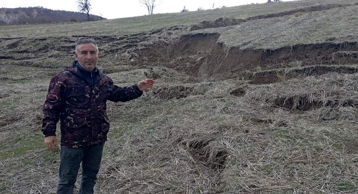 Tokat’ta yağış sonrası heyelan tarlayı kullanılamaz hale getirdi