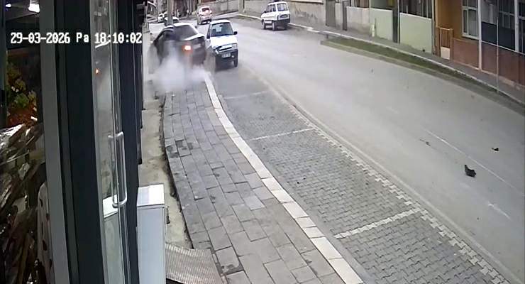 Tokat’ta otomobil markete girdi: 2 yaralı