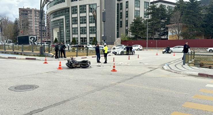 Tokat’ta motosikletle otomobil çarpıştı: 2 ağır yaralı