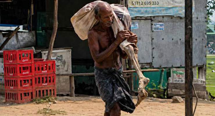 Hindistan’da bir adam para çekmek için kardeşinin iskeletiyle bankaya gitti