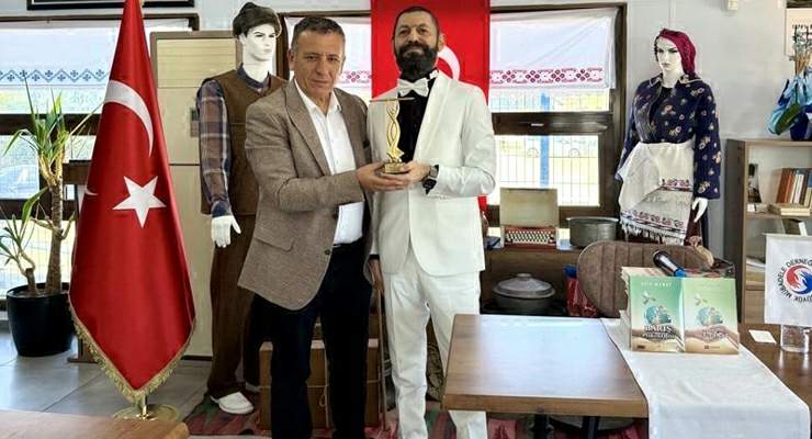 Akif Manaf’a Büyük Mübadele Derneği’nden “Evrensel Kardeşlik ve Barış Ödülü”