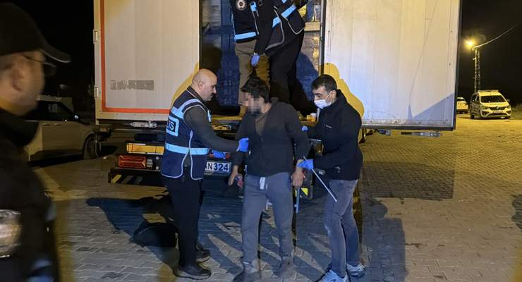 Hurma ve fıstık yağı yüklü tırda 18 kaçak göçmen yakalandı