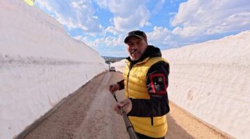 Kar duvarları arasında kalan yol görenleri hayrete düşürdü