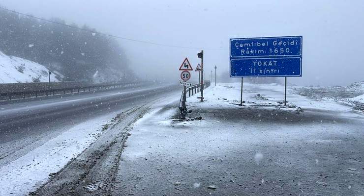 Çamlıbel’e kış geri döndü: Geçitler karla kaplandı