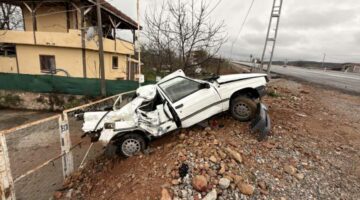 Elektrik direğine çarpan otomobil hurdaya döndü