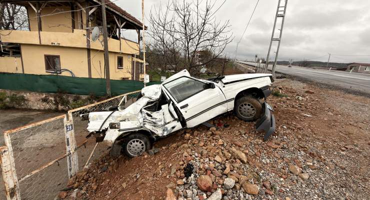 Elektrik direğine çarpan otomobil hurdaya döndü