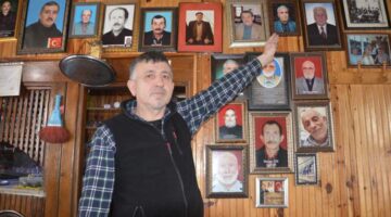 Ölen müşterilerinin hatıralarını kıraathanenin duvarında yaşatıyor