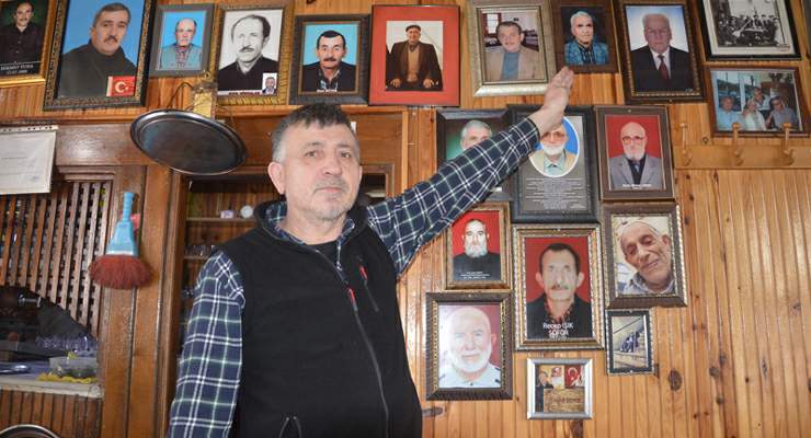 Ölen müşterilerinin hatıralarını kıraathanenin duvarında yaşatıyor