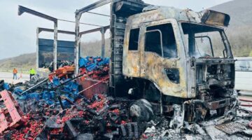 Tokat’ta çilek yüklü kamyon yandı