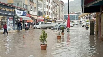 Tokat’ta sağanak yağış yolları göle çevirdi