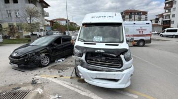 Erbaa’da öğrenci servisi ile otomobil çarpıştı: 10 öğrenci yaralandı