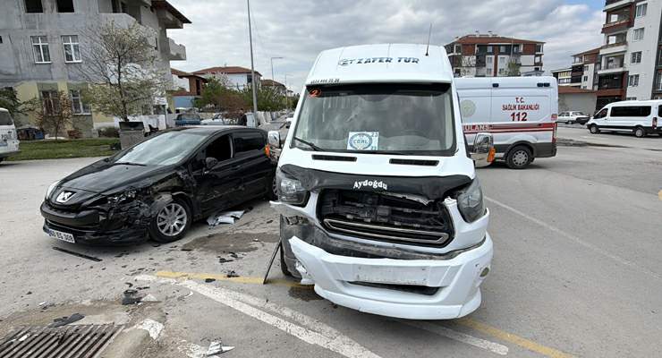 Erbaa’da öğrenci servisi ile otomobil çarpıştı: 10 öğrenci yaralandı
