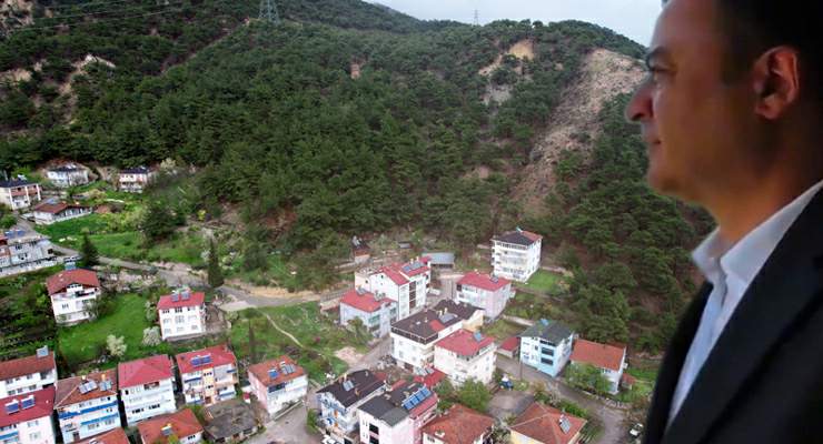 Tokat’ta toprak kayması nedeniyle 13 dairenin tahliye edildiği bölge dron ile görüntülendi