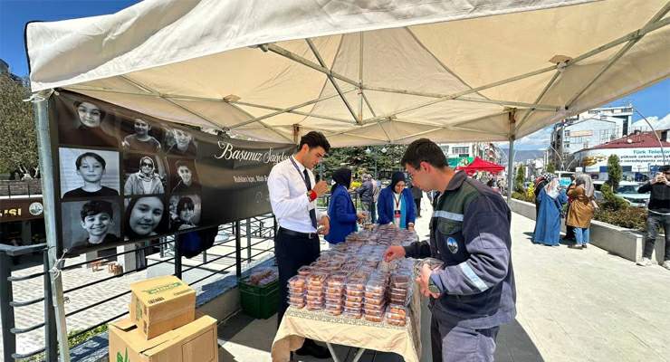 Tokat’ta okul saldırısında hayatını kaybedenler için lokma dağıtıldı