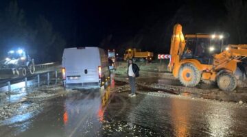 Tokat-Sivas kara yolu yaşanan taşkın nedeniyle kısa süreli trafiğe kapandı