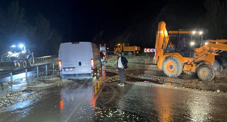 Tokat-Sivas kara yolu yaşanan taşkın nedeniyle kısa süreli trafiğe kapandı
