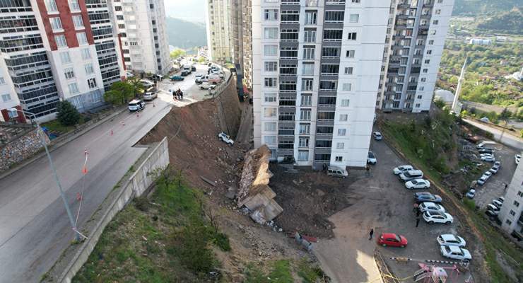 Tokat’ta istinat duvarı çöktü, park halindeki bir araç sürüklendi