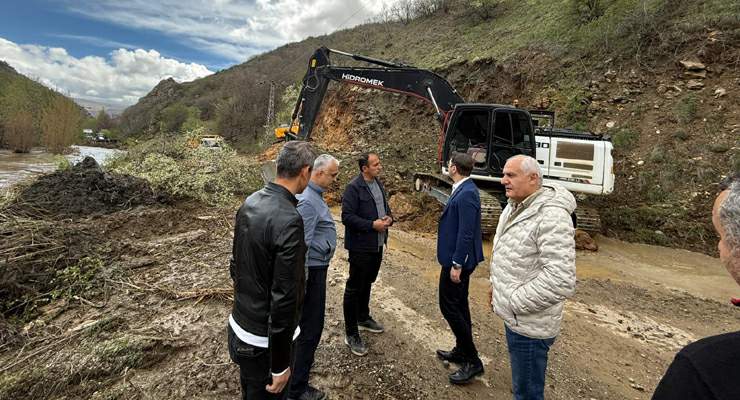 Almus’ta sağanak sonrası taşkında köy yolu ulaşıma kapandı