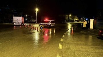 Turhal’da taşkın riskine karşı bazı cadde ve sokaklar araç trafiğine kapatıldı