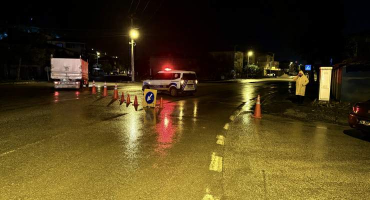 Turhal’da taşkın riskine karşı bazı cadde ve sokaklar araç trafiğine kapatıldı