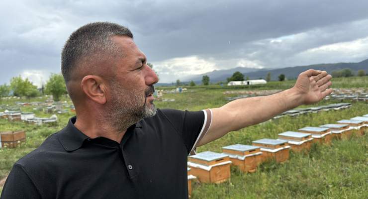 Sel ve soğuk arasında kalan gezgin arıcı: “Ne gidebiliyoruz, ne kalabiliyoruz”
