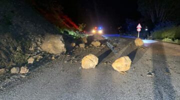 Tokat’ta yamaçtan kopan kaya parçaları yola savruldu