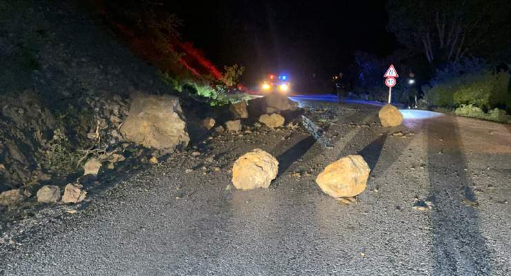 Tokat’ta yamaçtan kopan kaya parçaları yola savruldu