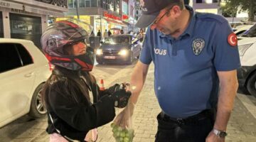 Ehliyet sevincini polislere erik ikram ederek paylaştı