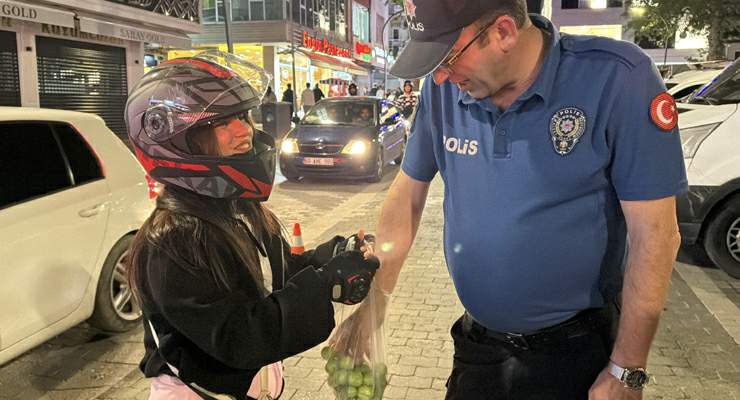 Ehliyet sevincini polislere erik ikram ederek paylaştı