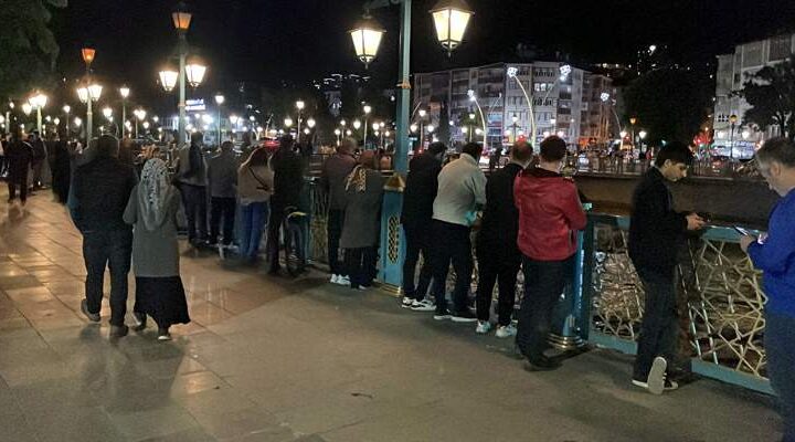 Yeşilırmak’ta su seviyesi yükseldi: Vatandaşlar tehlikeye rağmen köprüye akın etti