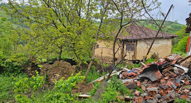Tokat’ta heyelan nedeniyle 2 ev tahliye edildi