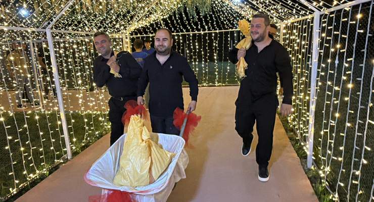 Damadın arkadaşlarından ilginç düğün takısı