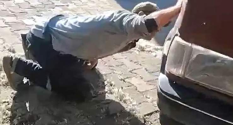 Sulusaray’da aracın motor kısmına giren yılanı itfaiye ekipleri kürekle yakaladı