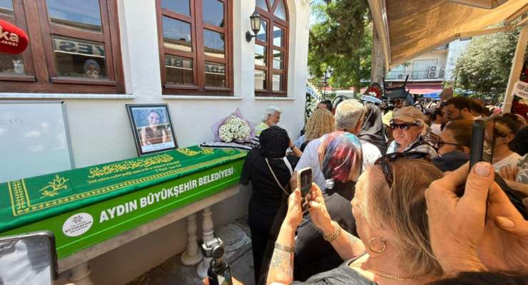 Oyuncu İrtem’i, Kuşadası’nda sevenleri son yolculuğuna uğurladı