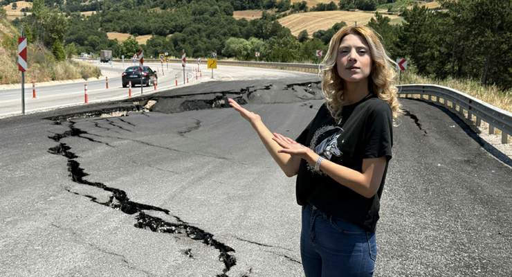 Görüntüler depremi andırıyor, yoldaki kayma tehlike oluşturuyor