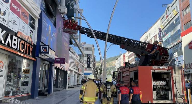 İş merkezindeki yangın büyümeden söndürüldü