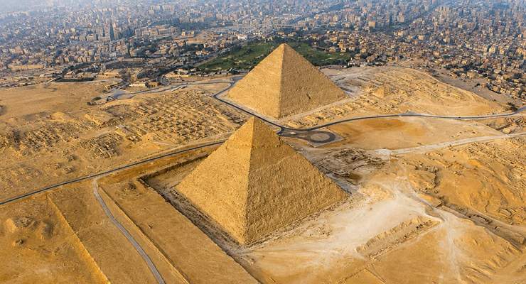 Piramitlerin zirvesinde turistlerin kazıdığı yazılar ortaya çıktı
