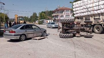 Otomobilin çarptığı traktör yan yattı