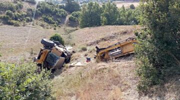 Park halindeyken hareket eden biçerdöver dereye devrildi