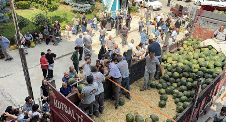 Öşür olarak 20 ton karpuz dağıttı