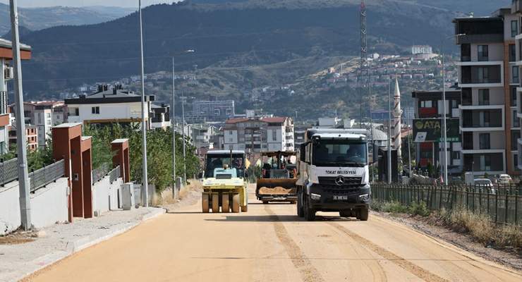 Güneşli Mahallesi Fidanlık Caddesi’nde asfalt çalışmaları tamamlanıyor