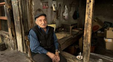 70 yıldır aynı ocağın başında kalay yaparak mesleği yaşatmaya çalışıyor