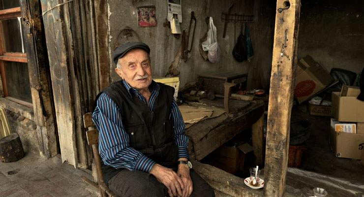 70 yıldır aynı ocağın başında kalay yaparak mesleği yaşatmaya çalışıyor