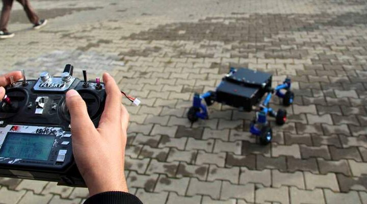 Depremi yaşayan lise öğrencisi arama kurtarma robotu geliştirdi